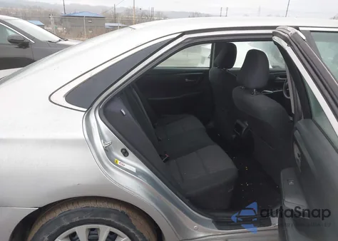 2015 Toyota Camry Le z USA, uszkodzony, nr VIN 4T1BF1FK0FU088583